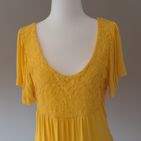 Lace Detail Flowy Top - Picture 3 of 5